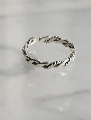 flat twisted rope knuckle ring