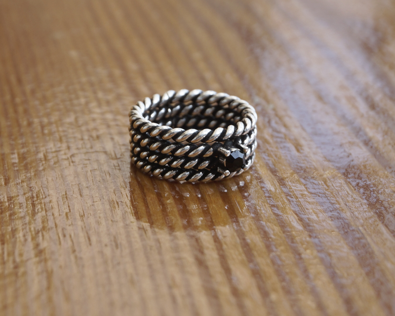 sold out / 4 row rope - black stone ring